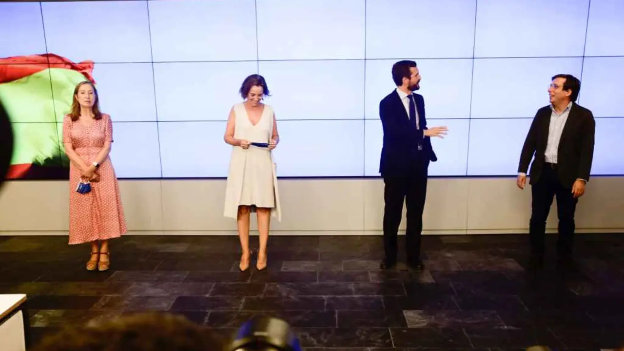 Ana Pastor, Cuca Gamarra e Mart&iacute;nez-Almeida, xunto a Pablo Casado, en Madrid (Imaxe: Europa Press)