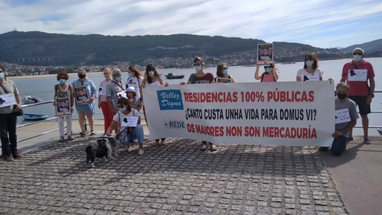 Concentraci&oacute;n de familias de residentes de DomusVi Ald&aacute;n e DomusVi O Barreiro o 23 de agosto de 2020 (Imaxe: REDE).