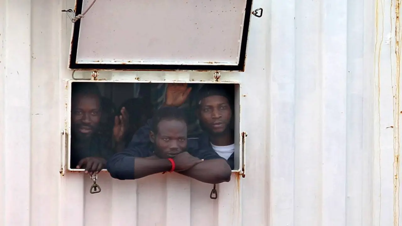 EuropaPress_2429125_16_october_2019_italy_taranto_migrants_look_out_from_the_opening_of