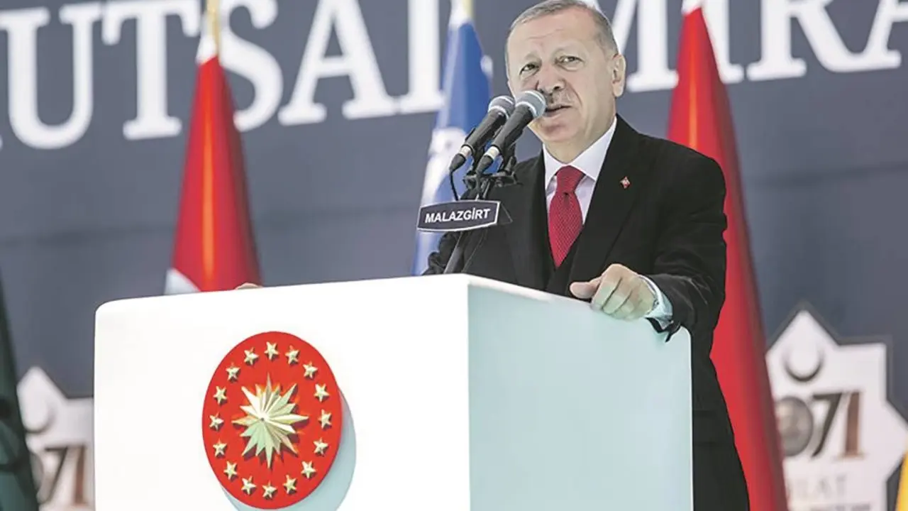 HANDOUT - 26 August 2020, Turkey, Malazgirt: Turkish President Recep Tayyip Erdogan delivers a speech to mark the 949th Anniversary of the Malazgirt Victory at the Malazgirt National Park. (best quality available) Photo: Ali Balikci/Turkish Presidency/dpa - ATTENTION: editorial use only and only if the credit mentioned above is referenced in full
ONLY FOR USE IN SPAIN

HANDOUT - 26 August 2020, Turkey, Malazgirt: Turkish President Recep Tayyip Erdogan delivers a speech to mark the 949th Anniversary of the Malazgirt Victory at the Malazgirt National Park. (best quality available) Photo: Ali Balikci/Turkish Presidency/dpa - ATTENTION: editorial use only and only if the credit mentioned above is referenced in full

26/8/2020 ONLY FOR USE IN SPAIN
