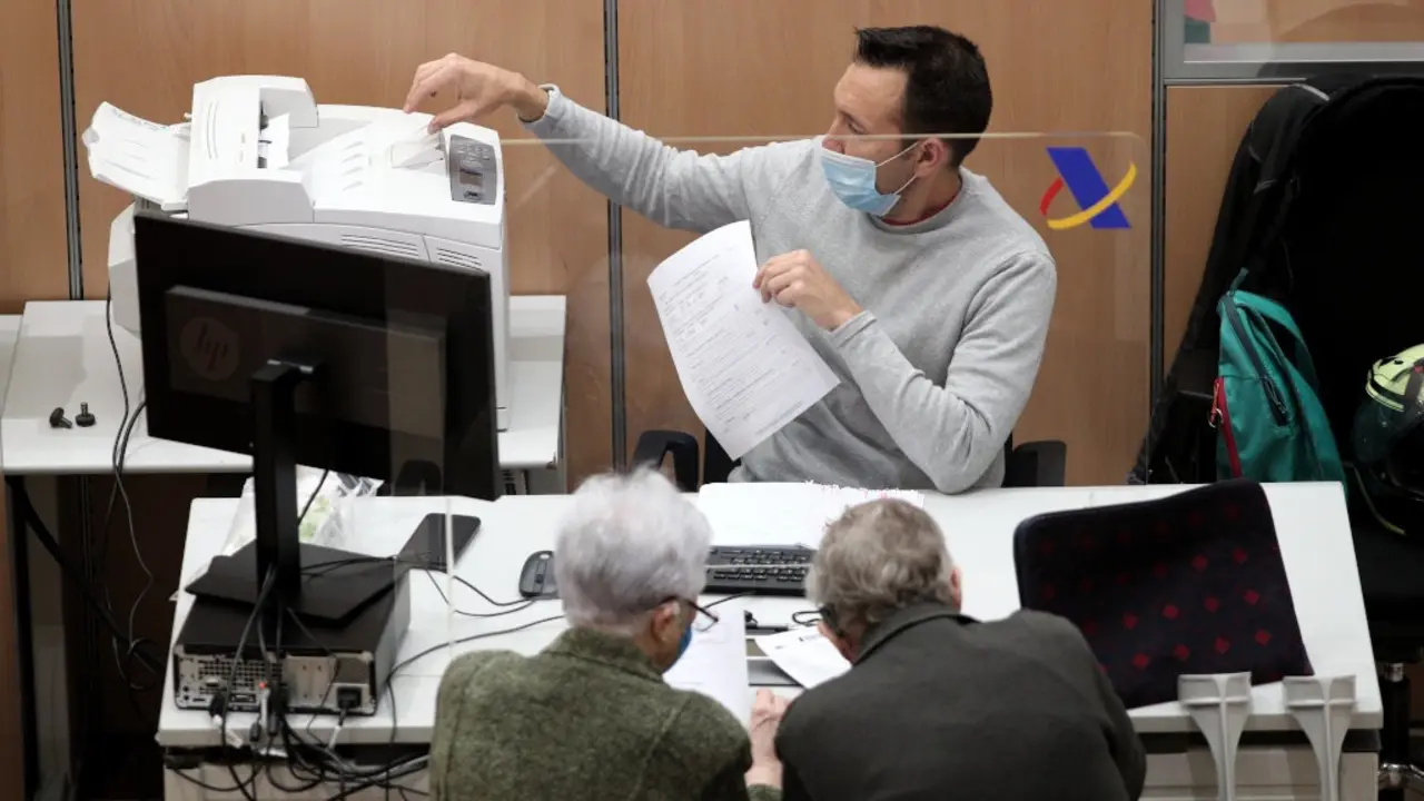 Un traballador da Axencia Tributaria (Eduardo Parra / Europa Press).