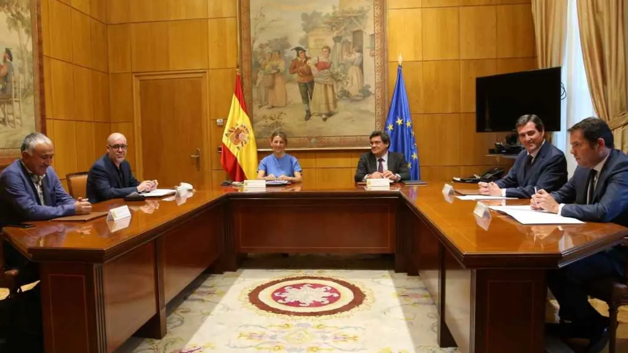 Goberno, sindicatos e patronal agardan fechar esta semana a negociaci&oacute;n para prorrogar os ERTE (Foto: Europa Press)
