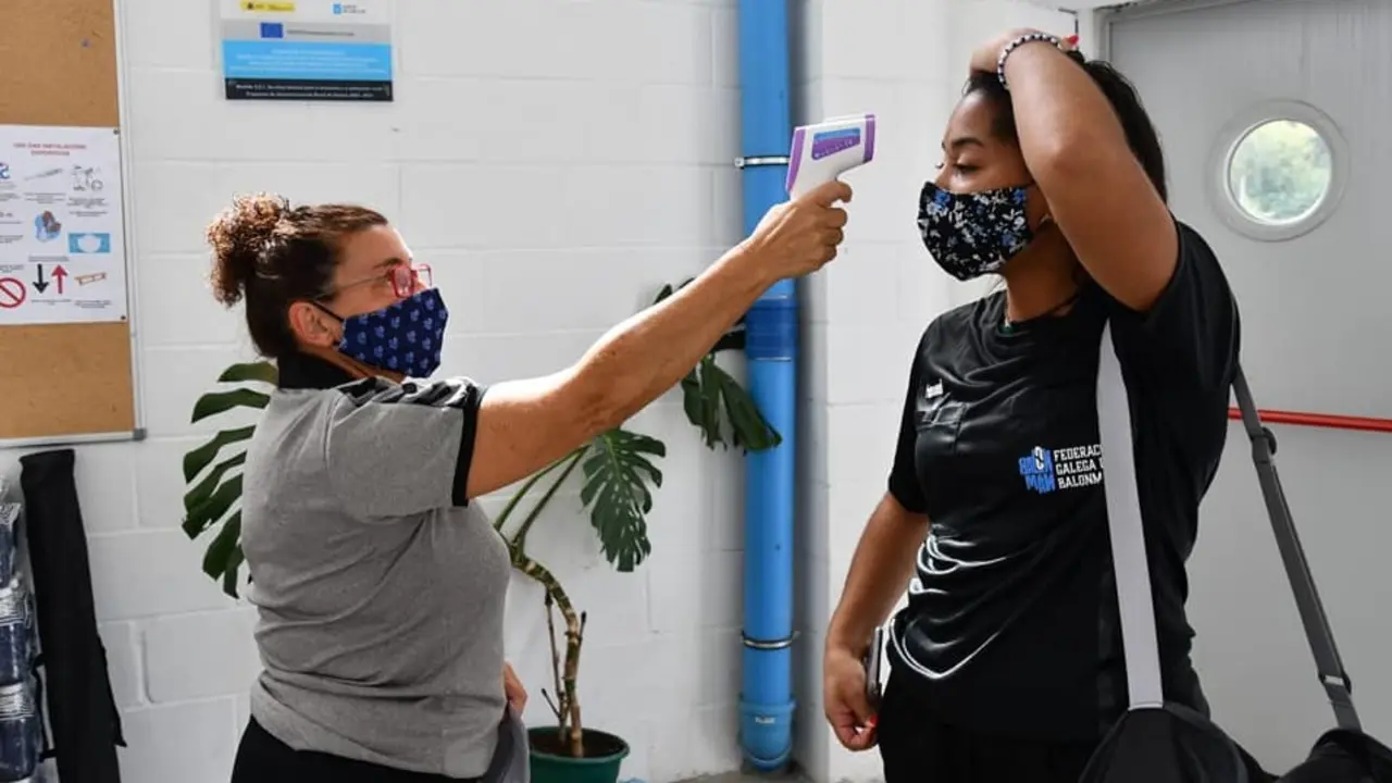 Control de temperatura na xuntanza arbitral da Federaci&oacute;n Galega de Balonm&aacute;n en Redondela. (Federaci&oacute;n Galega de Balonm&aacute;n)