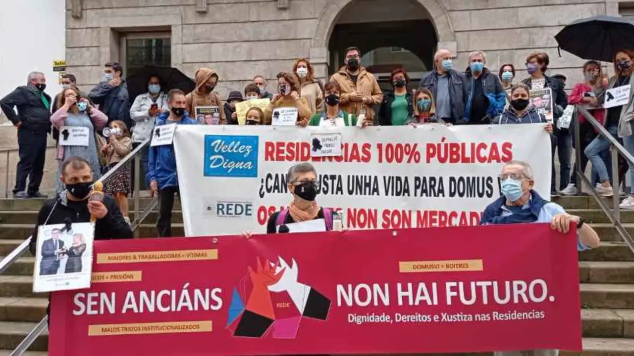 Mobilizaci&oacute;n polas v&iacute;timas da xesti&oacute;n da pandemia nas residencias, en Vigo (Imaxe: N&oacute;s Diario)