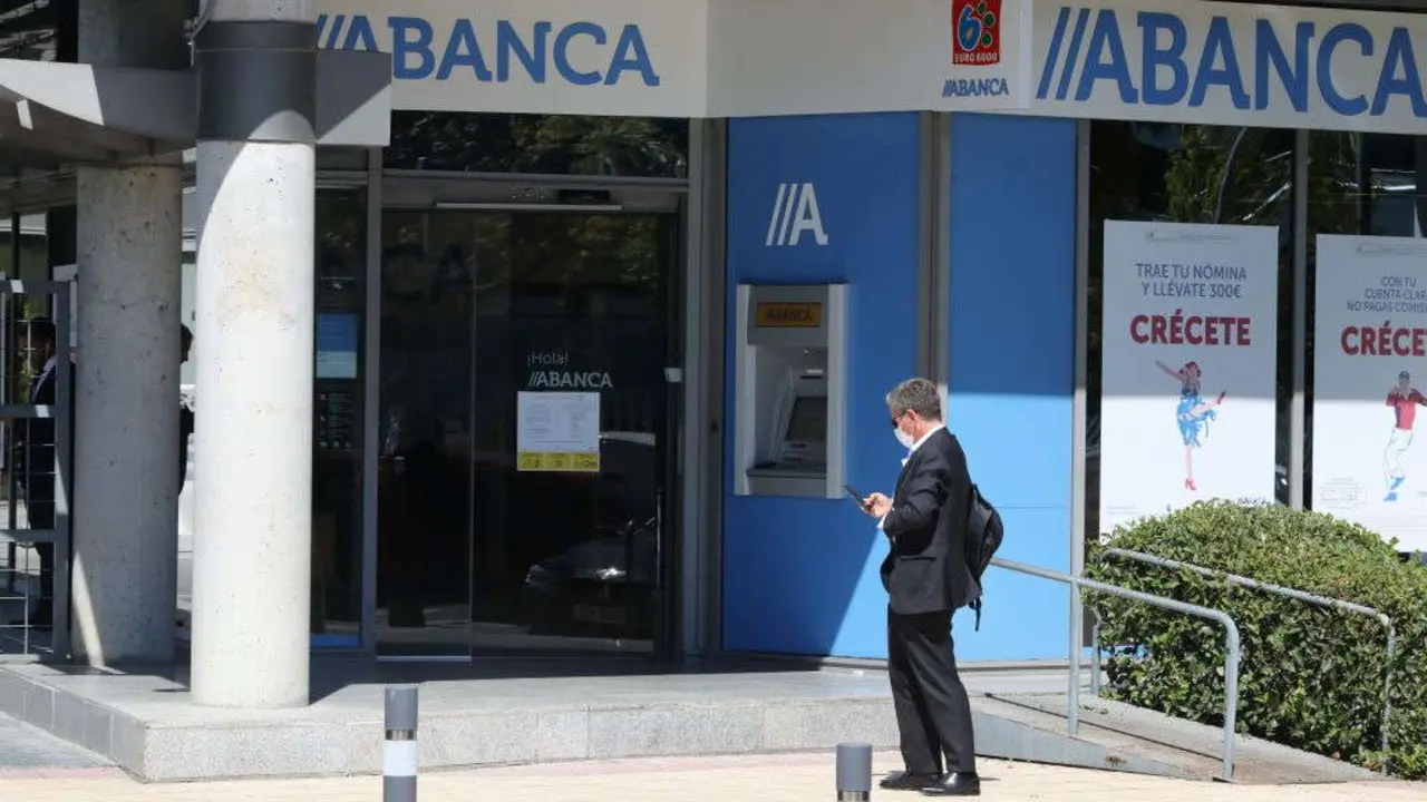 EuropaPress_3315506_hombre_pasa_lado_sucursal_abanca_madrid_espana_10_septiembre_2020_abanca