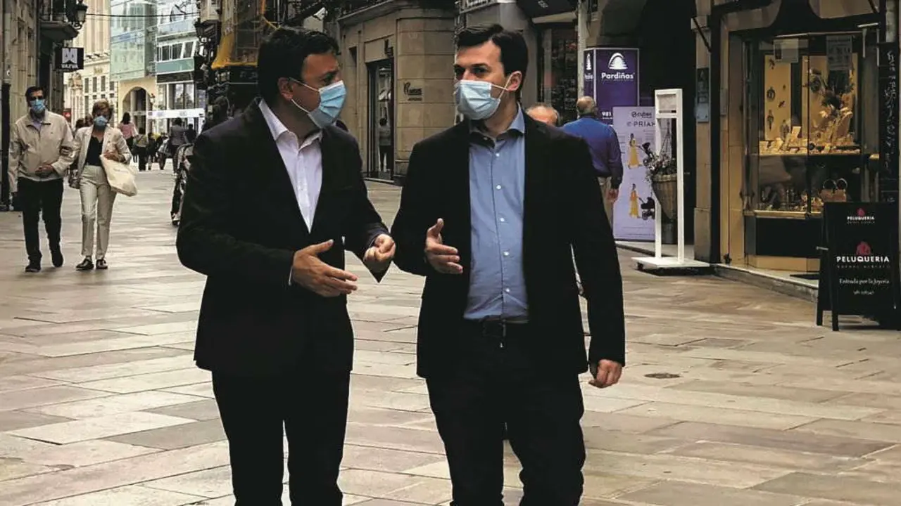 O presidente da Deputaci&oacute;n da Coru&ntilde;a e novo secretario xeral do PSdeG, Valent&iacute;n Formoso, co seu predecesor no cargo, Gonzalo Caballero. (Foto: N&oacute;s Diario)