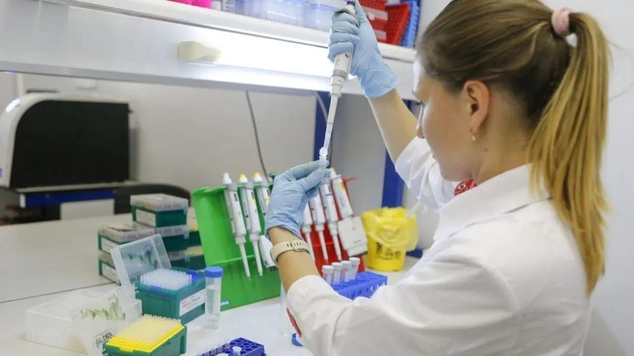 EuropaPress_3344860_investigadora_laboratorio_desarrolla_vacuna_rusa_contra_coronavirus_spuntik