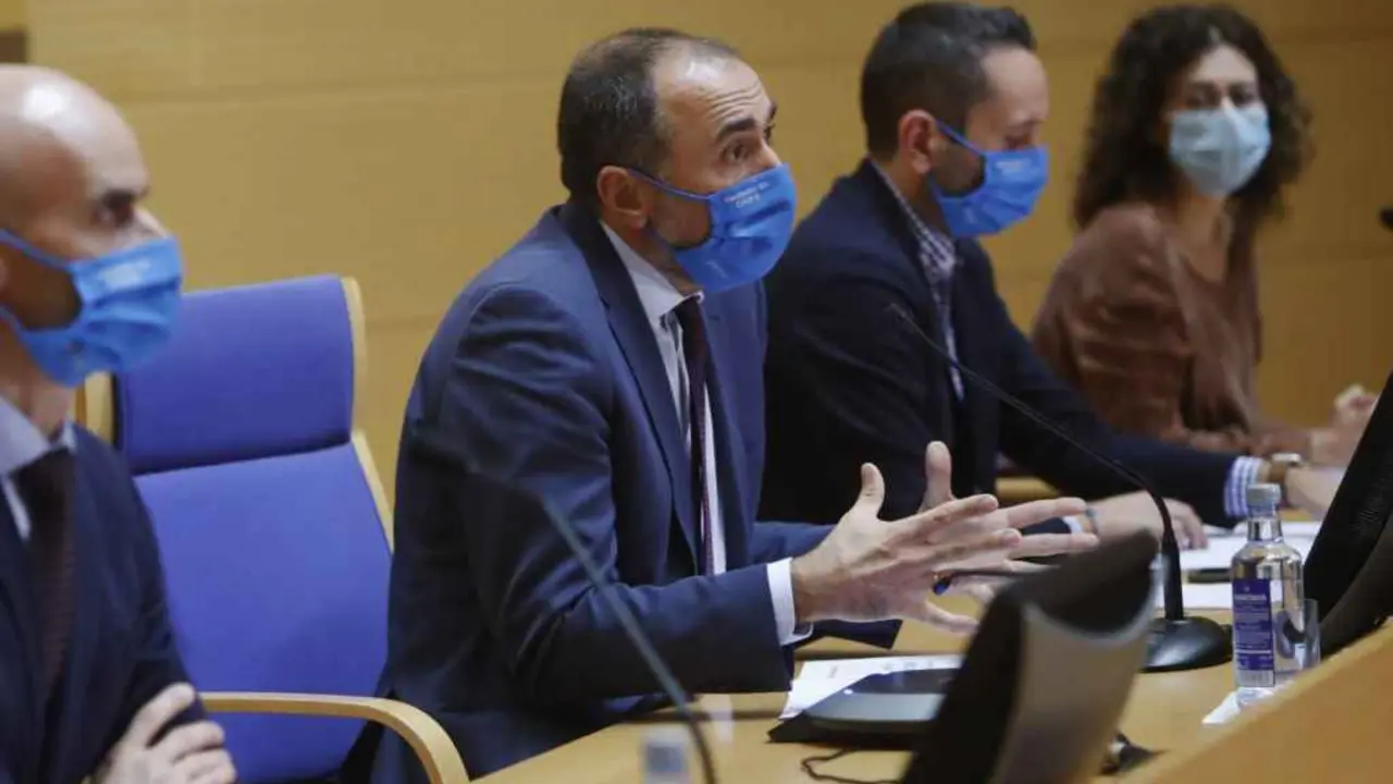 O conselleiro de Sanidade, Julio Garc&iacute;a Comesa&ntilde;a, anuncia as novas restrici&oacute;ns do coronavirus.