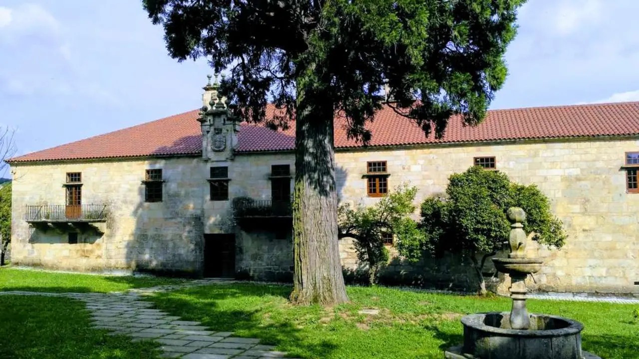 Pazo de Li&ntilde;ares, no municipio de Lal&iacute;n (Imaxe: Wikimedia).