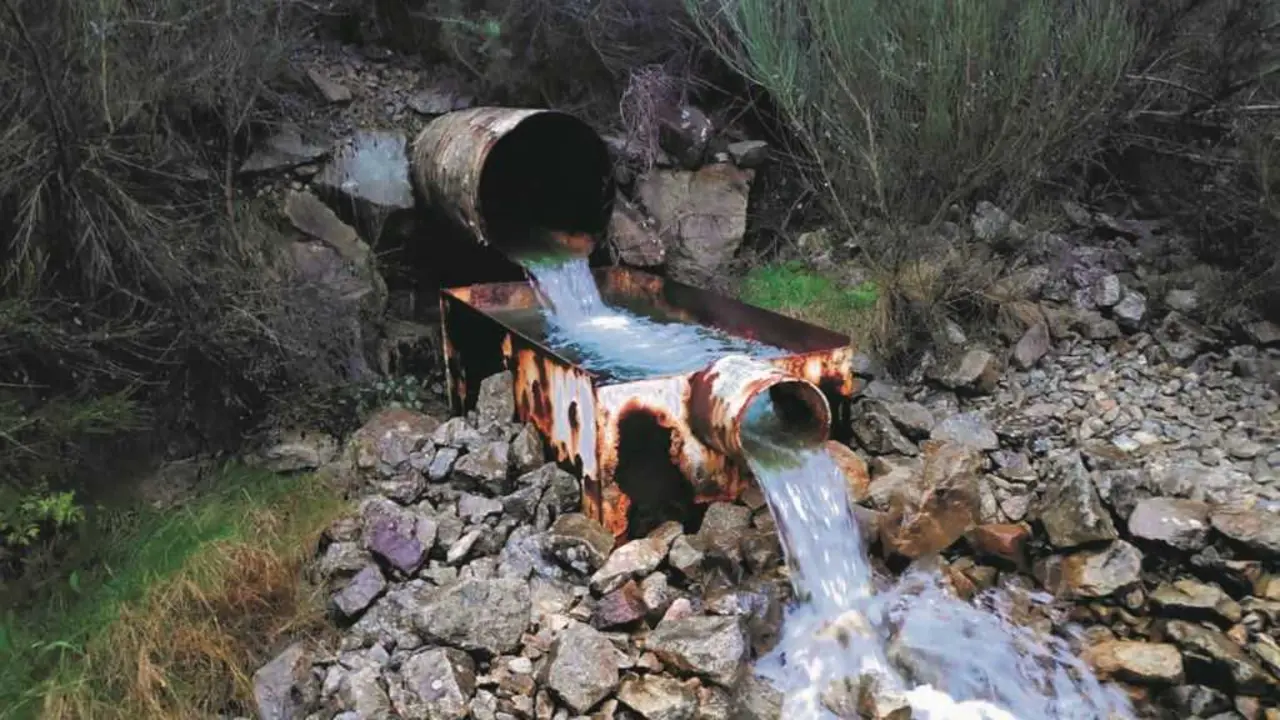 Auga residual que parte da mina de Varilongo. Ecoloxistas en Acci&oacute;n