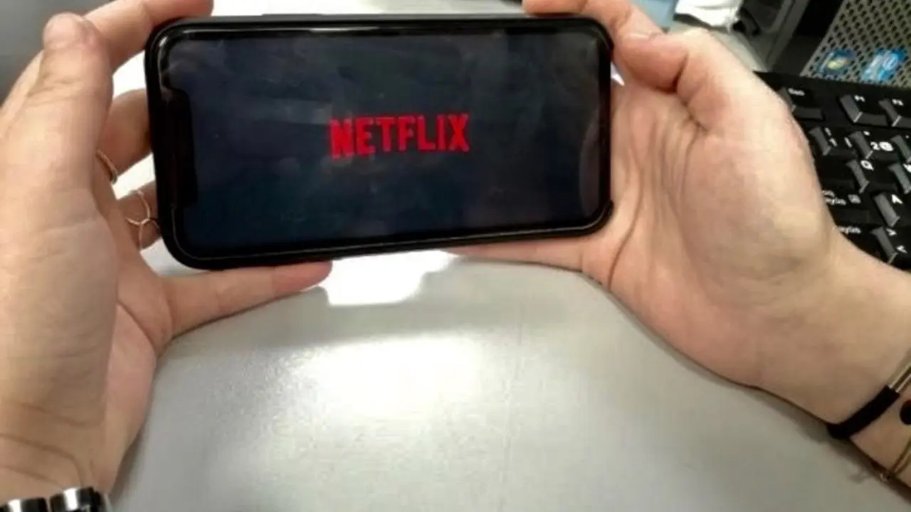 Unha persoa visualiza Netflix no seu tel&eacute;fono m&oacute;bil. (Foto: Europa Press)