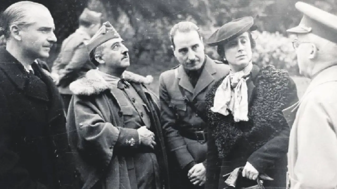 Ram&oacute;n Serra Su&ntilde;er, Francisco Franco, Carmen Polo e o gobernador civil, M&uacute;&ntilde;oz de Aguilar no pazo de Meir&aacute;s en 1938. Arquivo Biblioteca Nacional de Espa&ntilde;a
