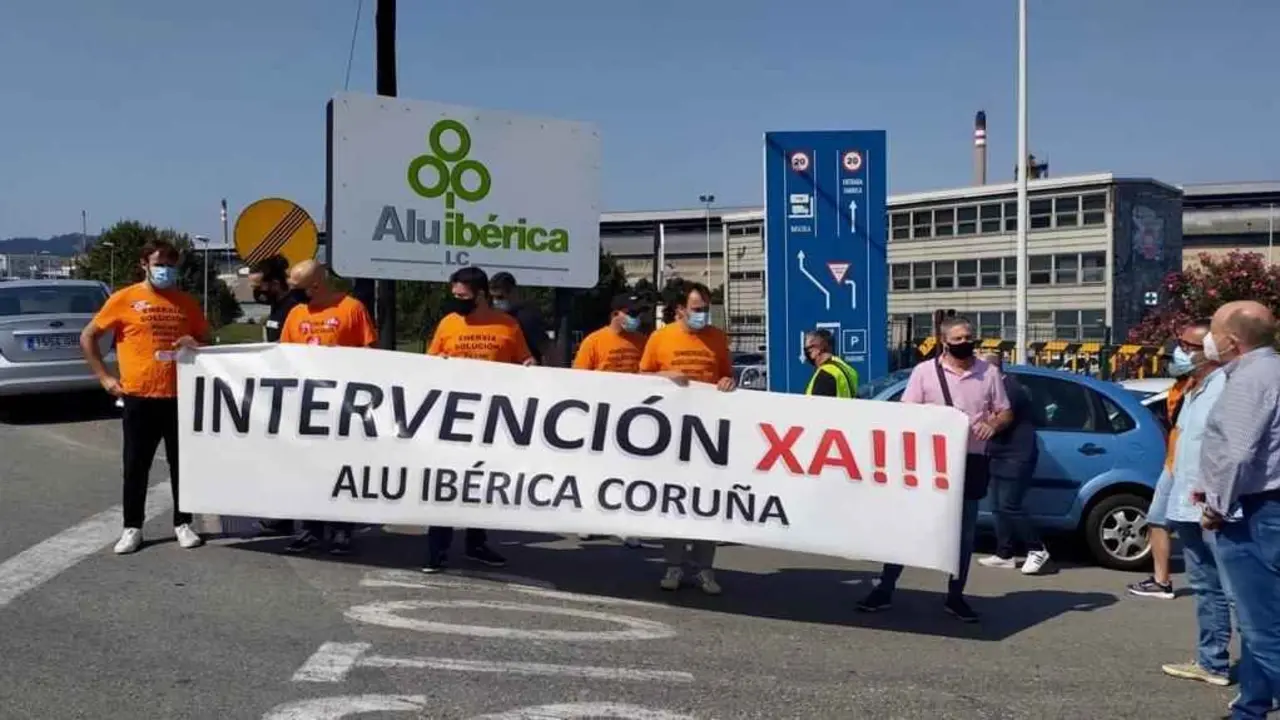 Protesta dos traballadores de Alu Ib&eacute;rica &aacute;s portas da factor&iacute;a (Foto: Comit&eacute; de empresa de Alu Ib&eacute;rica).
