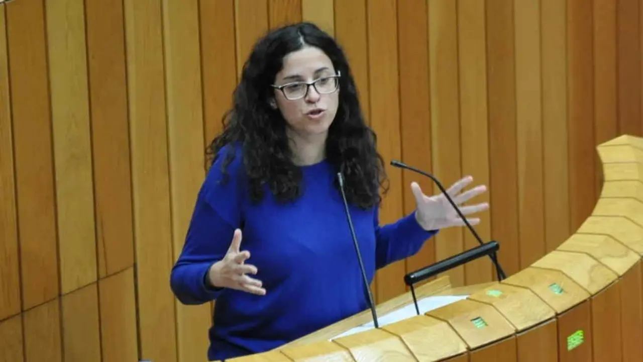 A deputada Noa Presas no debate sobre os fondos europeos (N&oacute;s Diario)