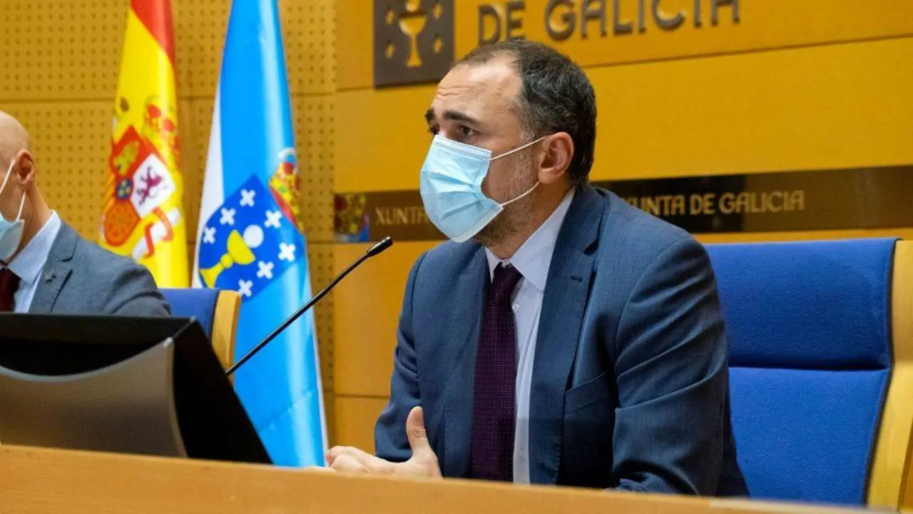 O conselleiro de Sanidade, Julio Garc&iacute;a Comesa&ntilde;a, no Parlamento. (Foto: Xunta da Galiza)