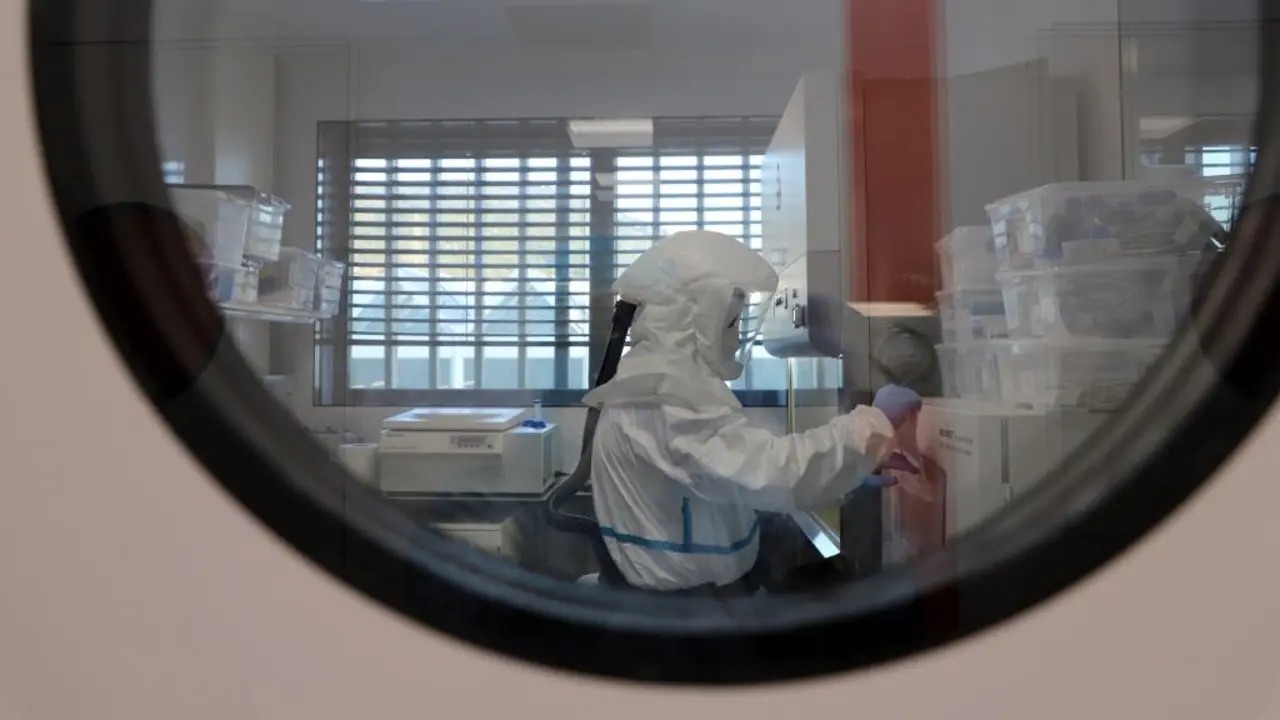 Unha investigadora nun estudo sobre a Covid-19, nunha imaxe de arquivo. (Foto: Europa Press)