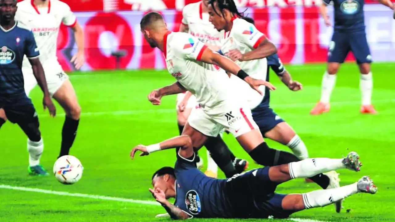 A pesar dunha evidente mellora no xogo, o conxunto celeste volveu caer derrotado na Liga. (Foto: Sevilla FC).