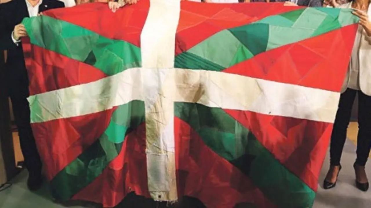 A bandeira Ikurri&ntilde;a, s&iacute;mbolo de Euskadi, nun acto pol&iacute;tico. (Foto: Europa Press)