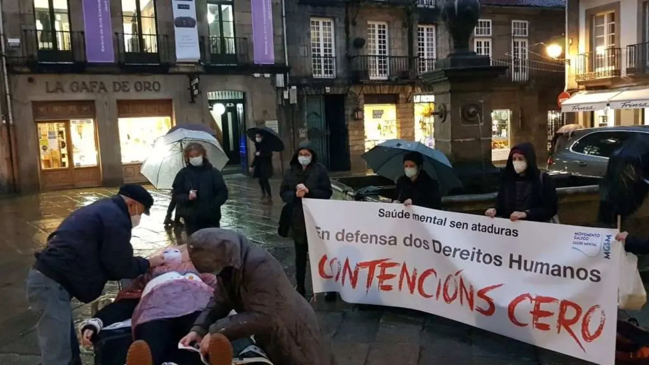 Imaxe da acci&oacute;n que decorreu esta tarde no Toural, en Compostela. (Foto: Movemento Galego da Sa&uacute;de Mental)