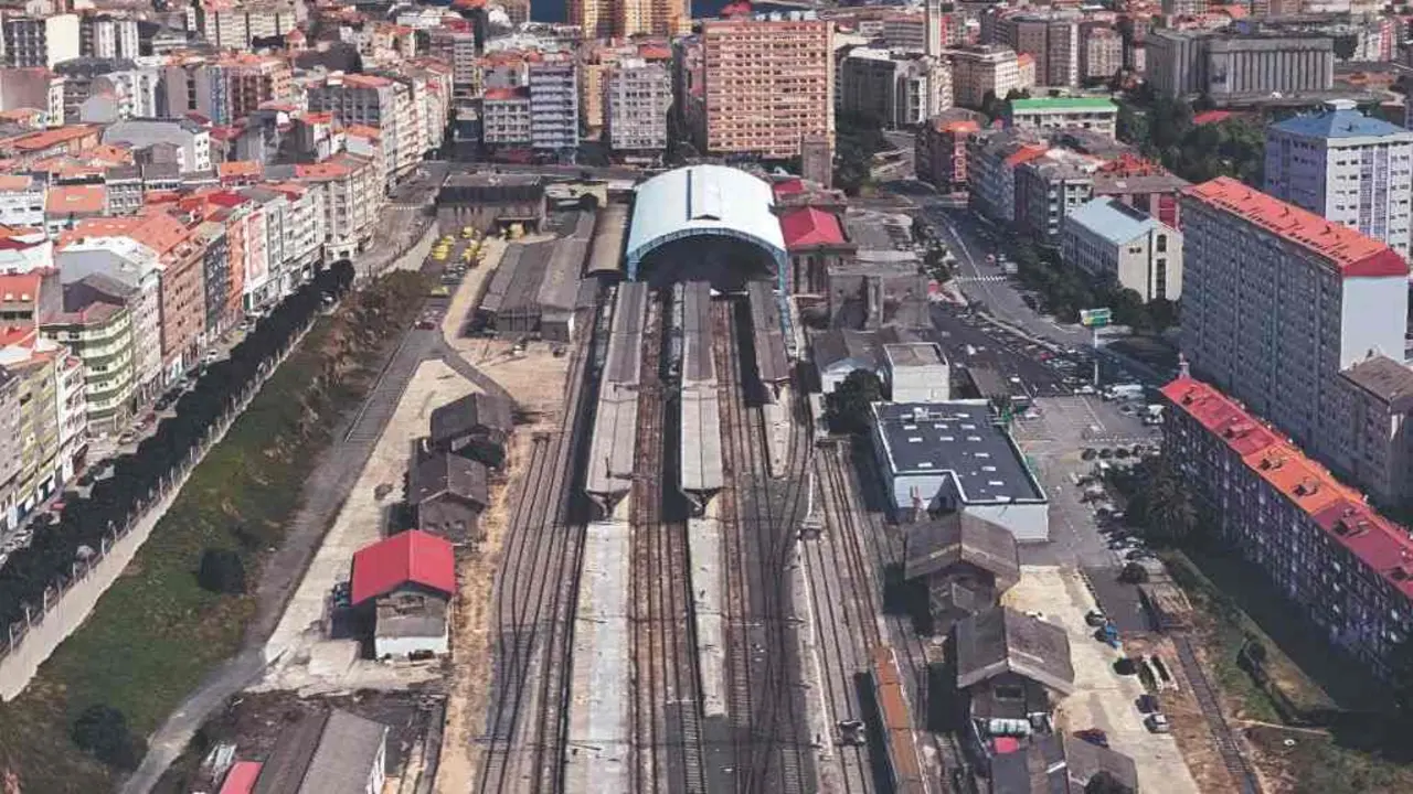 Caix&oacute;n ferroviario e b&oacute;veda de aceiro da estaci&oacute;n terminal da Coru&ntilde;a (Foto: Google).