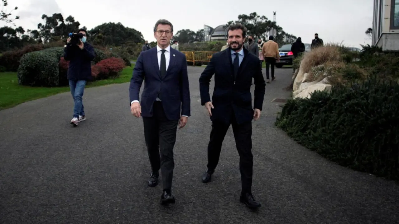 Pablo Casado e Alberto N&uacute;&ntilde;ez Feixoo sa&iacute;ron do restaurante sen m&aacute;scara, no monte de San Pedro, A Coru&ntilde;a. (Foto: N&oacute;s Diario)