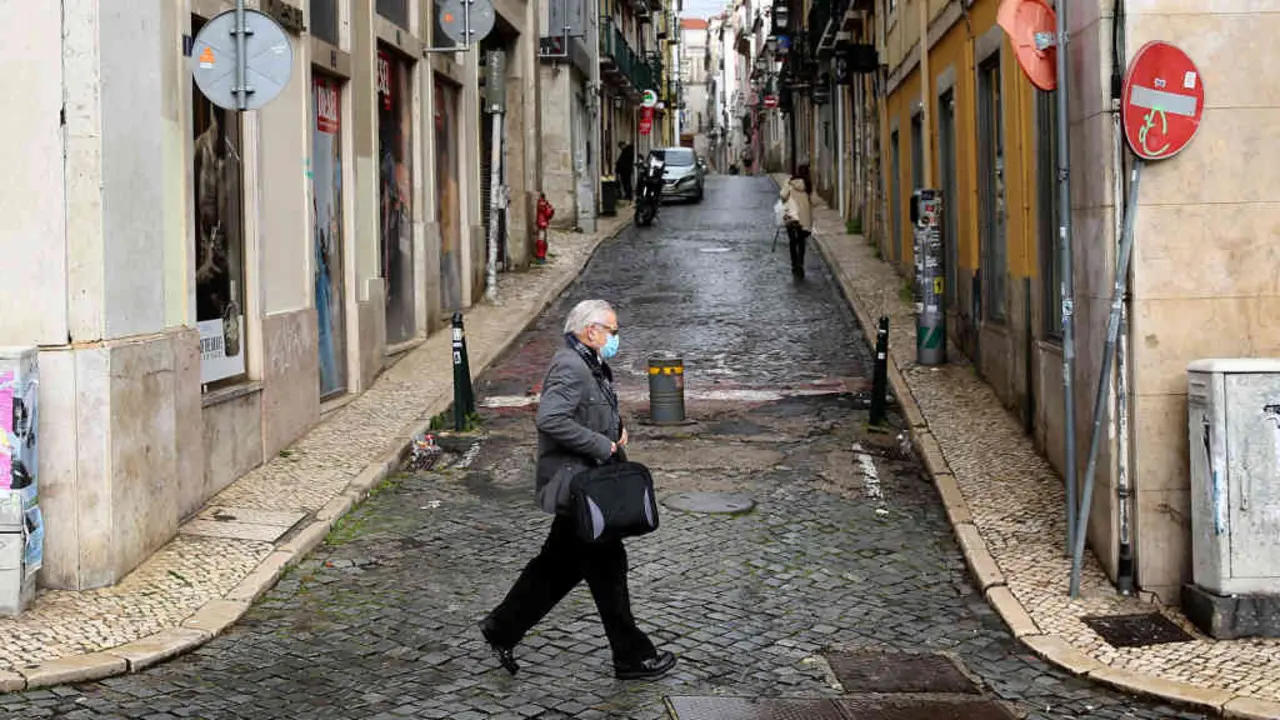 Un home con m&aacute;scara pasea por Lisboa (PEDRO FIUZA / ZUMA PRESS / CONTACTOPHOTO).