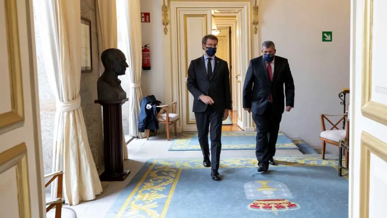 O presidente da Xunta, Alberto N&uacute;&ntilde;ez Feixoo, e o presidente do Comisi&oacute;n de Coordinaci&oacute;n e Desenvolvemento Rexional do Norte (CCDR-N), Ant&oacute;nio Cunha nunha reuni&oacute;n o 28 de decembro de 2020 (Imaxe: Xunta da Galiza).