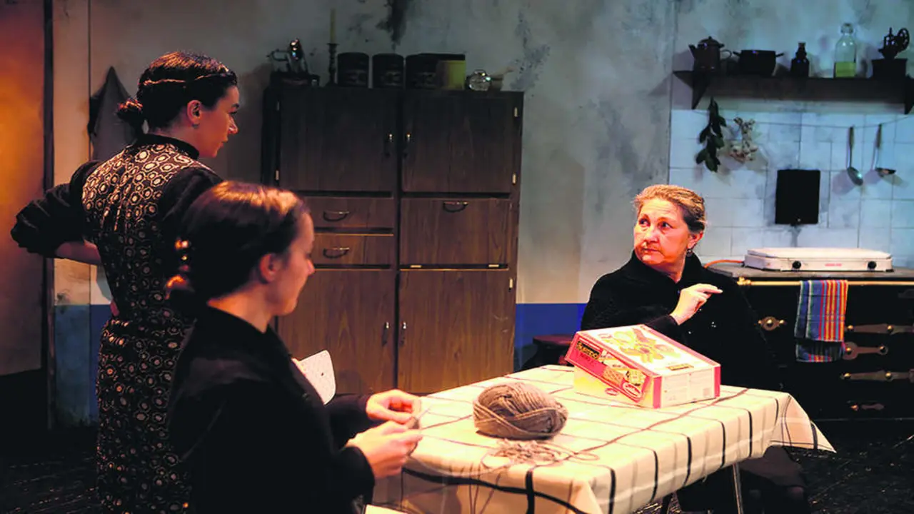 O traballo minucioso das tres actrices permite que o humor rescate a obra do melodrama. (Foto: N&oacute;s Diario).