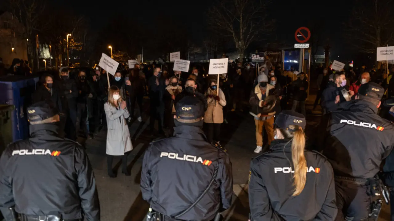 En Santiago, concentraci&oacute;n de las asociaciones Hostalar&iacute;a Compostela y Bares, Pubs e Discotecas de Compostela para protestar contra las nuevas restricciones implantadas en la ciudad. Frente a la residencia oficial del presidente de la Xunta en Monte P&iacute;o.