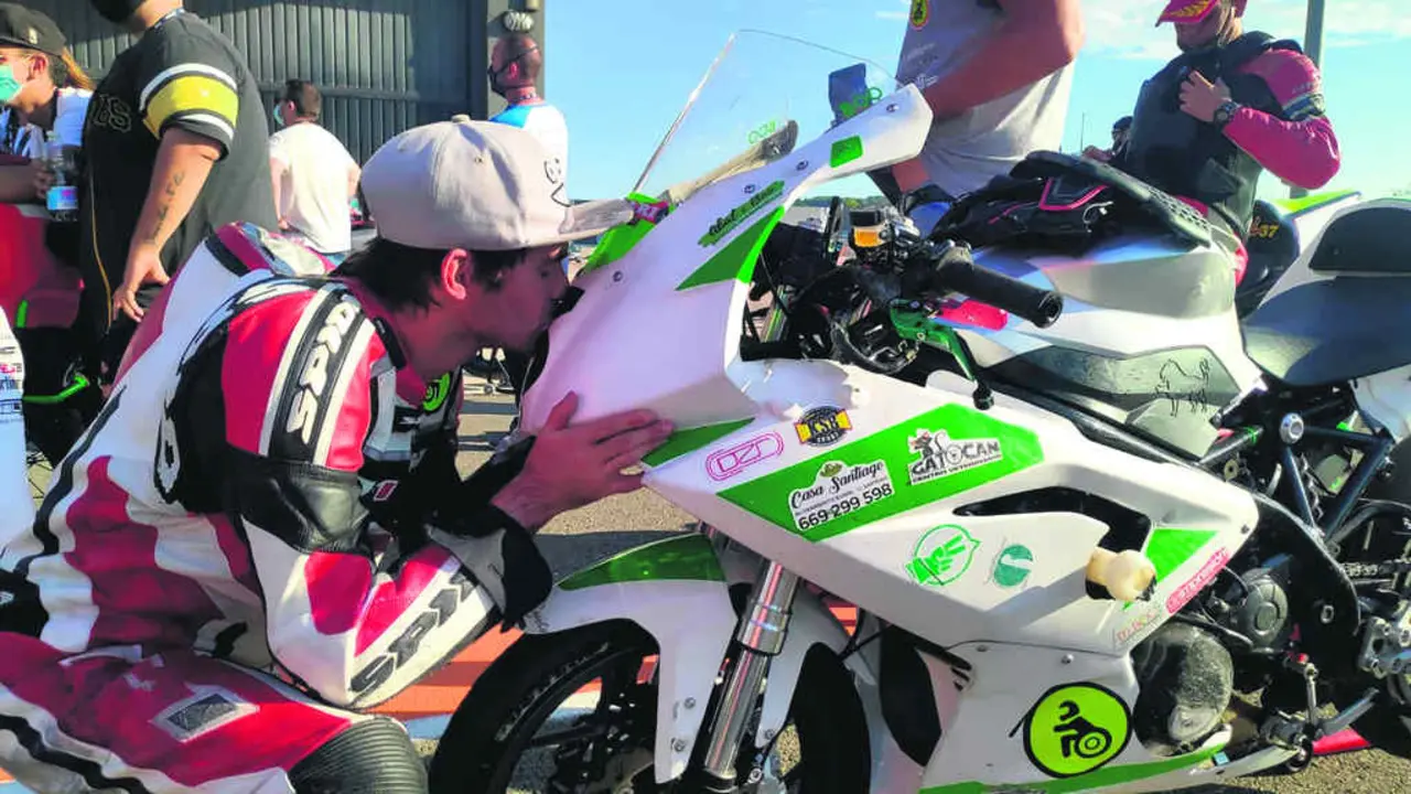 A m&aacute;quina sobre a que monta Alberto Fern&aacute;ndez &eacute; unha Benelli 302R coa que tivo "un amor a primeira vista".  (Foto: J. Trujillo).