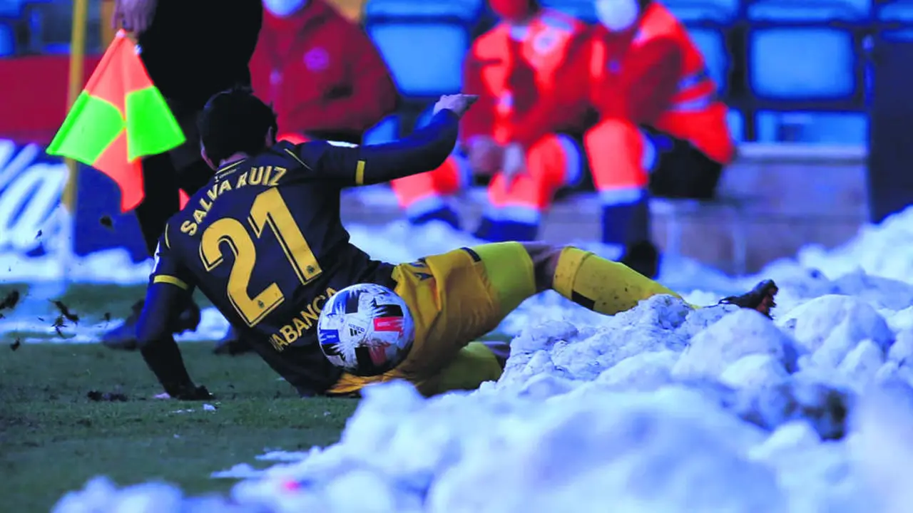 As condici&oacute;ns do c&eacute;spede, xeado case na s&uacute;a totalidade, dificultaron unha pr&aacute;ctica normal do f&uacute;tbol. (Foto: RC Deportivo).