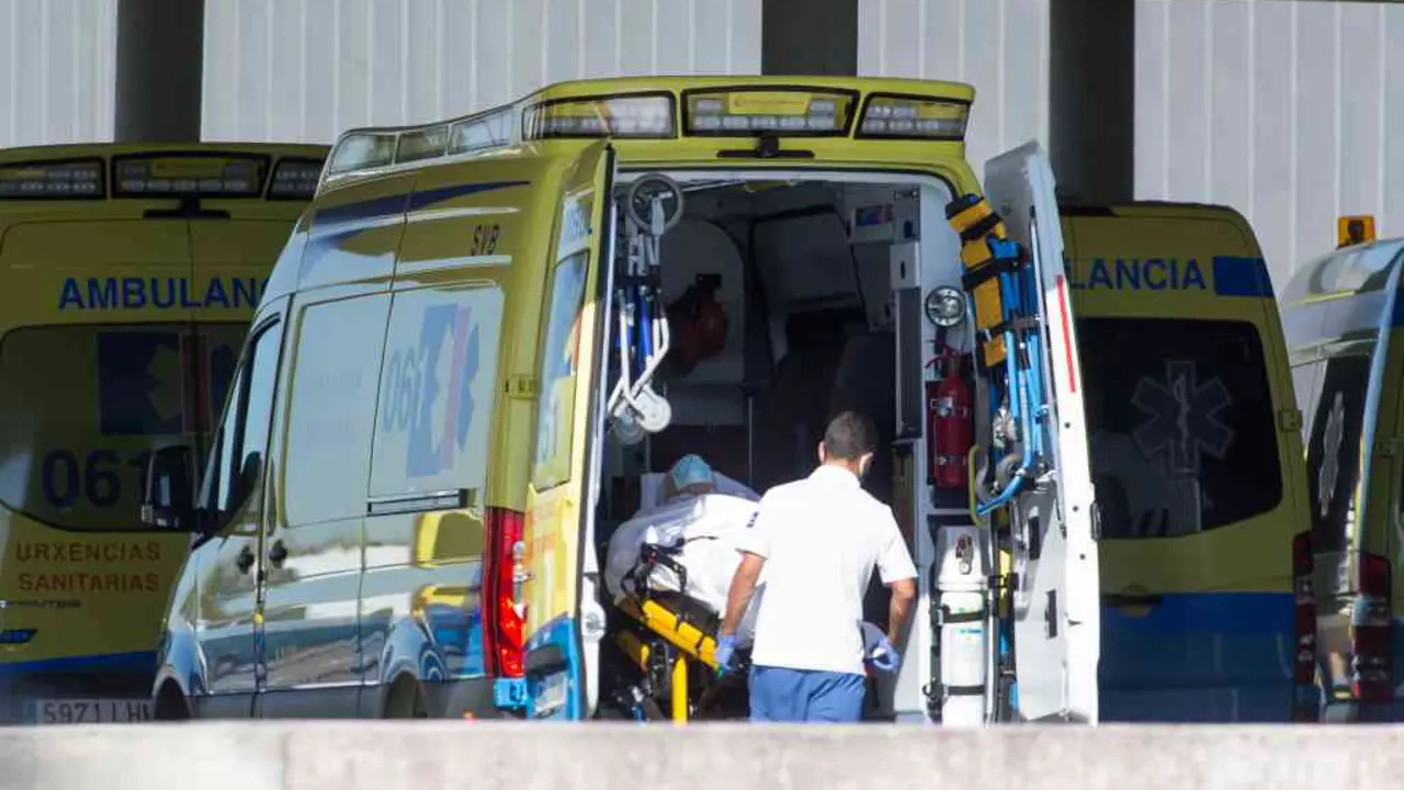 Un profesional sanitario baixa dunha ambulancia un paciente. (Foto: Carlos Castro / Europa Press).