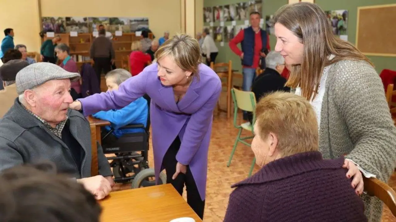 Imaxe de arquivo de Mar&iacute;a Xos&eacute; Novo, a dereita, coa conselleira Fabiola Garc&iacute;a nunha visita ao centro de d&iacute;a da localidade. (Foto: Xunta da Galiza)