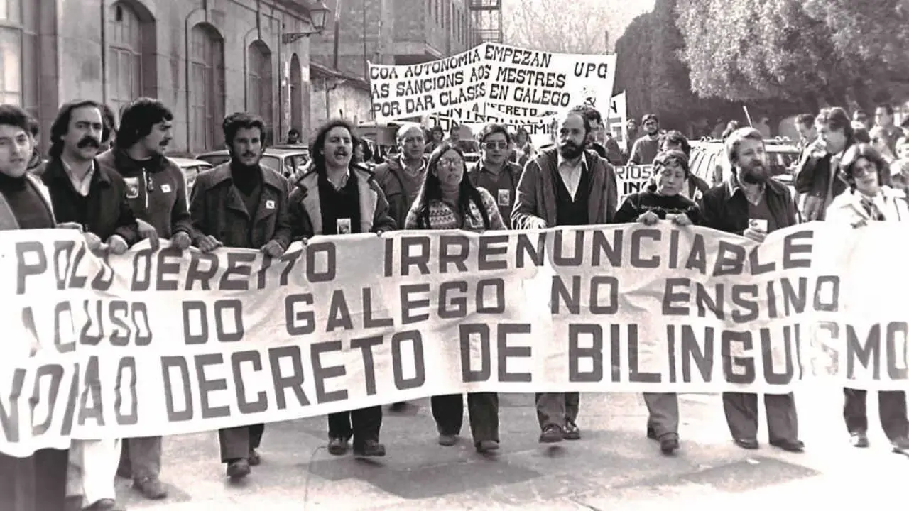 Manifestaci&oacute;n en Padr&oacute;n contra a represi&oacute;n ling&uuml;&iacute;stica, con Xosefa Baamonde e Xos&eacute; Manuel Penas Pati&ntilde;o no centro da faixa. Arquivo Xan Carballa