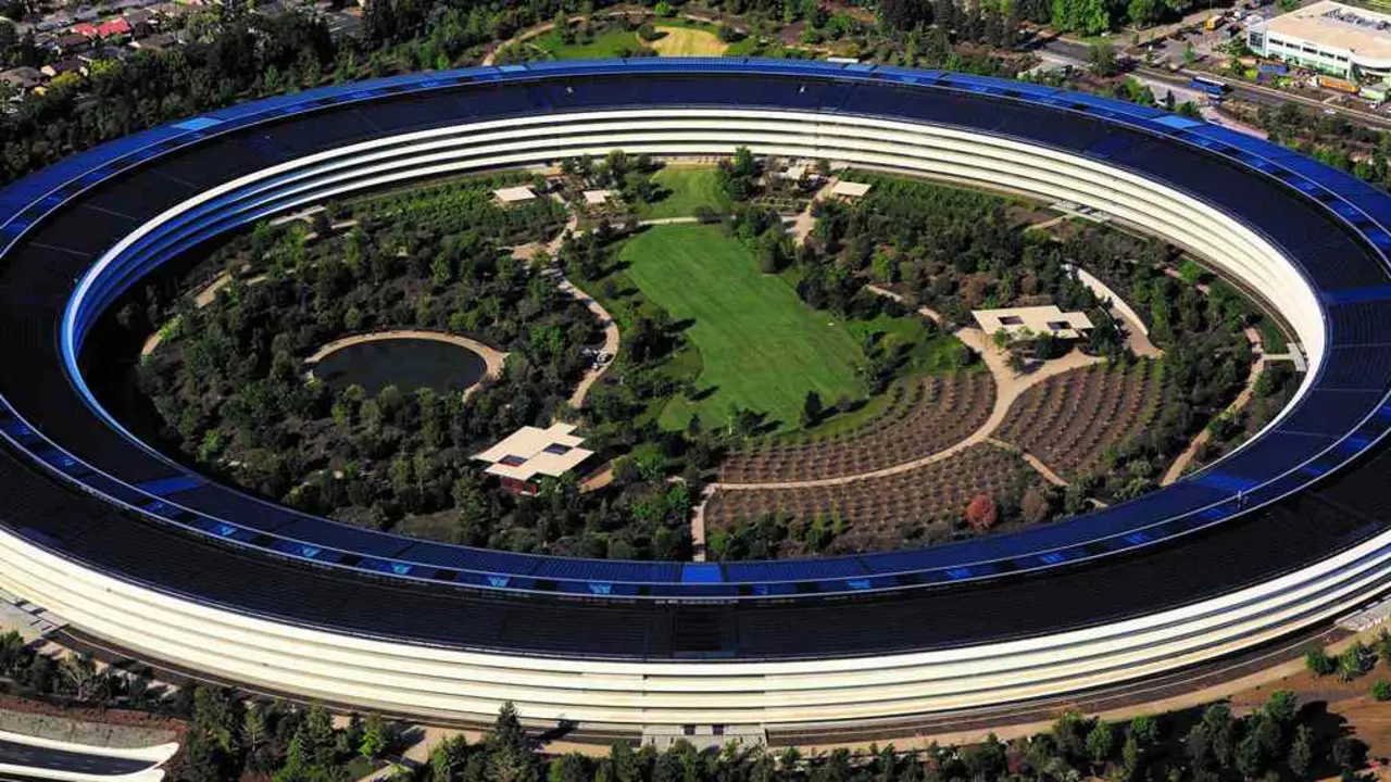 Instalaci&oacute;ns centrais de
Apple en Cupertino, California.