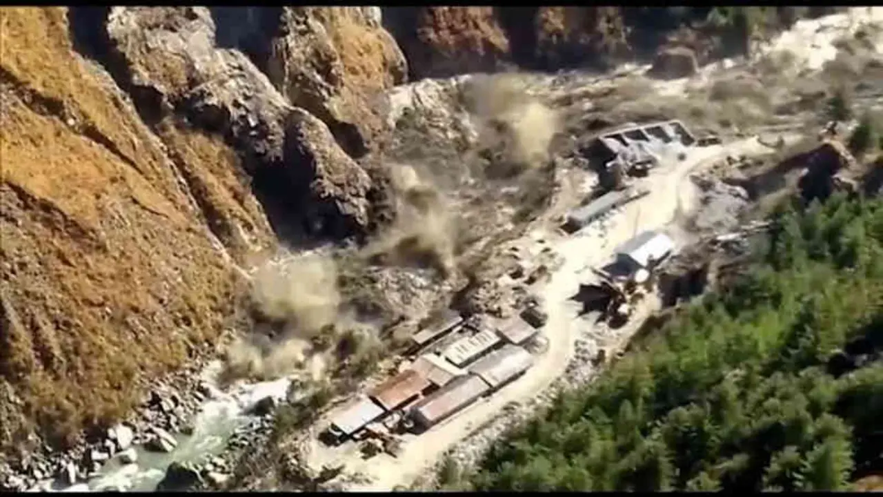 Captura de video dun dos lugares afectados pola creba do glaciar (Fonte: Twitter)