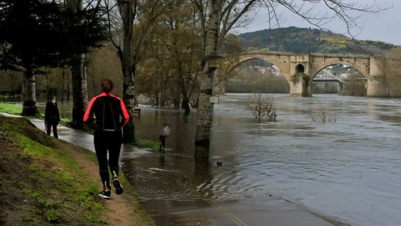 O Mi&ntilde;o xa anegou algunhas zonas en Ourense. (Foto: Rosa Veiga / Europa Press)