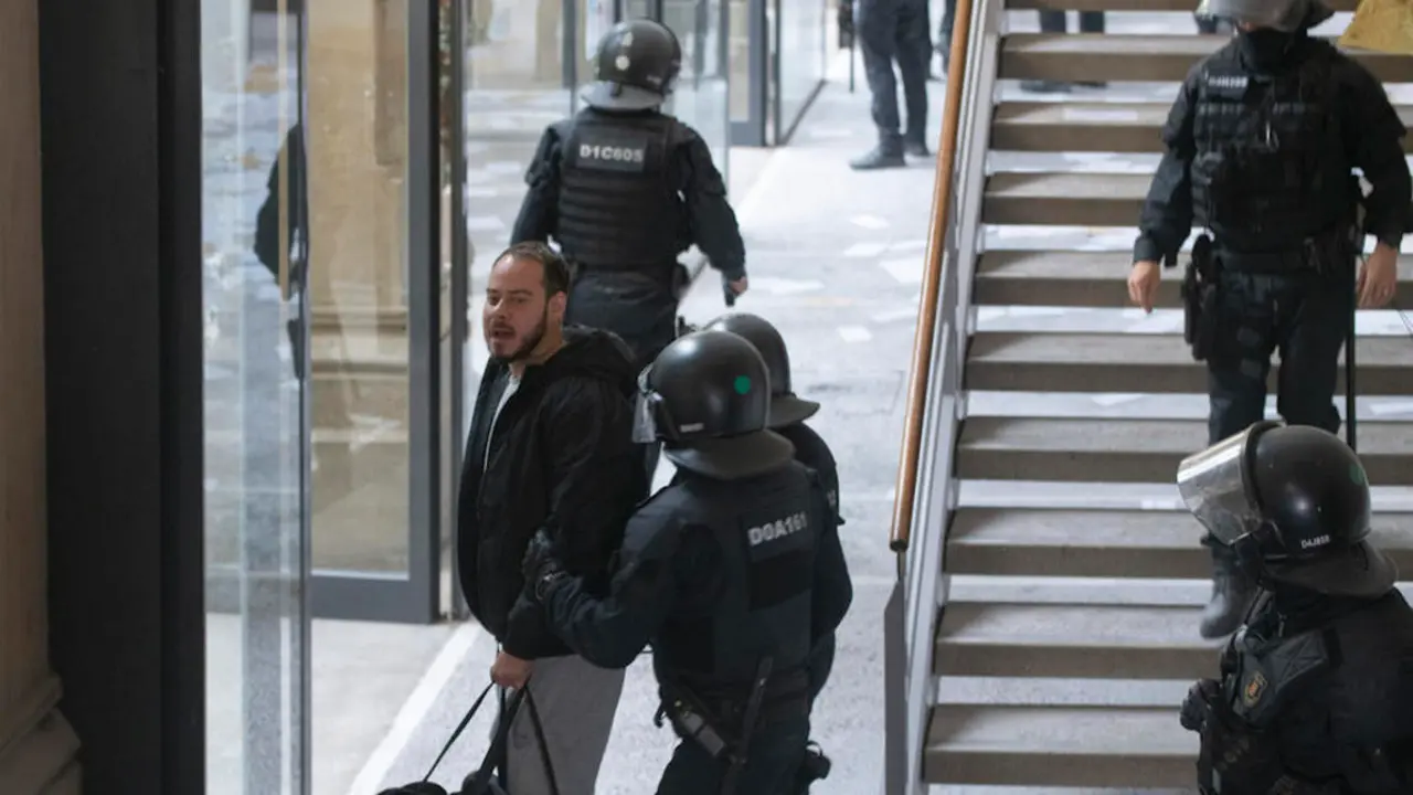 Los Mossos se llevan detenido a Pablo Hasel, en Lleida, Catalu&ntilde;a, (Espa&ntilde;a), a 16 de febrero de 2021. Los Mossos d'Esquadra han entrado este martes por la ma&ntilde;ana en la Universitat de Lleida (UdL) para detener al rapero Pablo Hasel, que este lunes se encerr&oacute; en el rectorado junto a un grupo de personas para evitar ser arrestado y tener que cumplir la pena de prisi&oacute;n a la que le conden&oacute; la Audiencia Nacional. Lo han detenido despu&eacute;s de sacar a los participantes en la protesta, a los que han identificado, mientras desde fuera sus simpatizantes gritaban proclamas en su favor.
16 FEBRERO 2021;MOSSOS;PABLO HASEL;LLEIDA;UNIVERSIDAD
Lorena Sop&ecirc;na i L&ograve;pez / Europa Press
16/2/2021