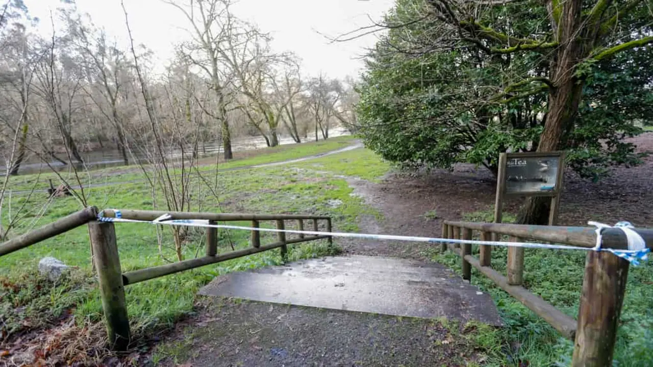 Unha ponte cortada tras o desbordamento do r&iacute;o  Tea despois das &uacute;ltimas choivas, ao seu paso pola zona de  Praia Fluvial da Moscadeira en Ponteareas, (Foto: EP).