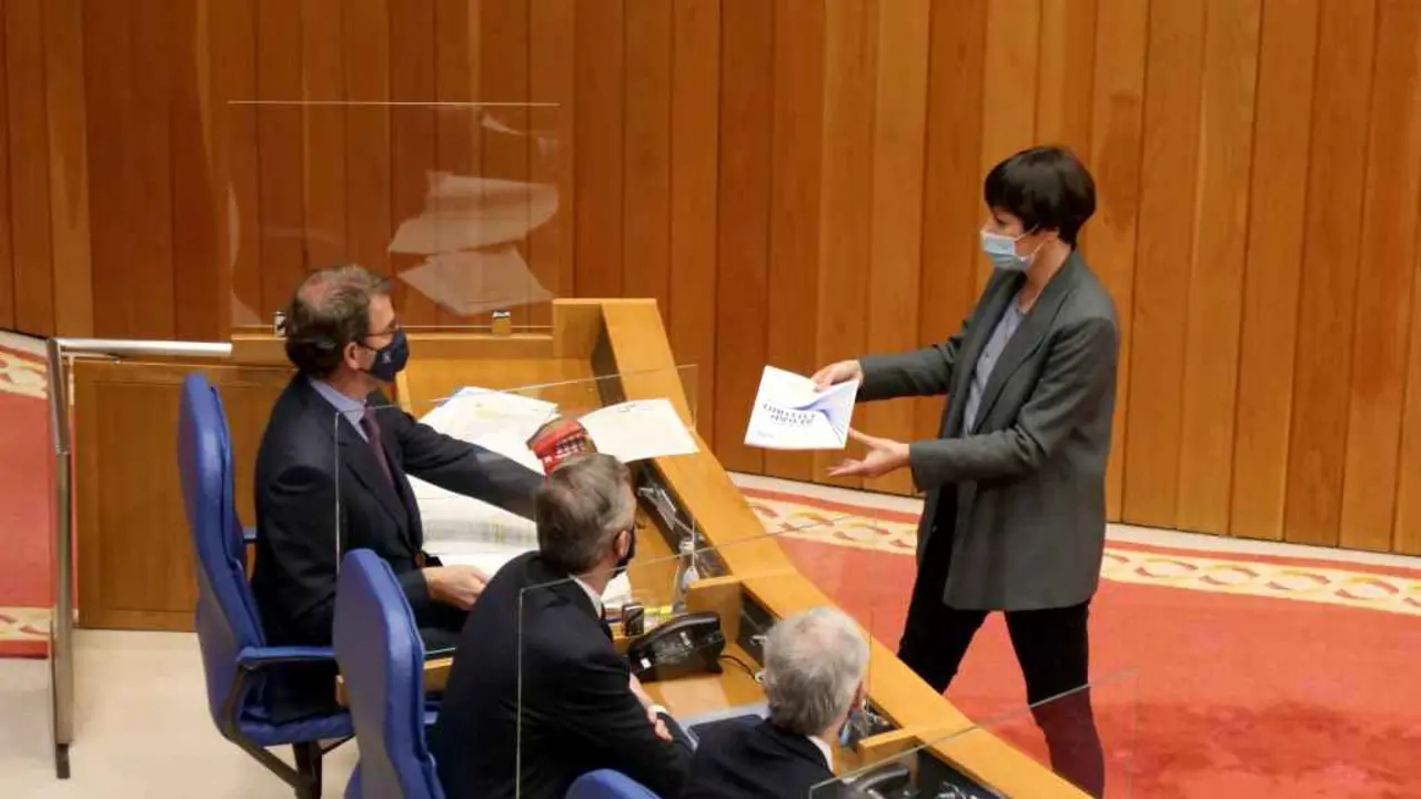 Ana Pont&oacute;n dirixiuse ao escano do presidente da Xunta para entregarlle as propostas do BNG para a reactivaci&oacute;n econ&oacute;mica da Galiza (Foto: N&oacute;s Diario)
