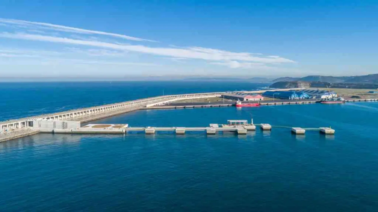 O porto exterior da Coru&ntilde;a en Punta Langosteira ser&aacute; empregado por Ignis e KKR para producir amon&iacute;aco (Foto: Autoridade Portuariia da Coru&ntilde;a).
