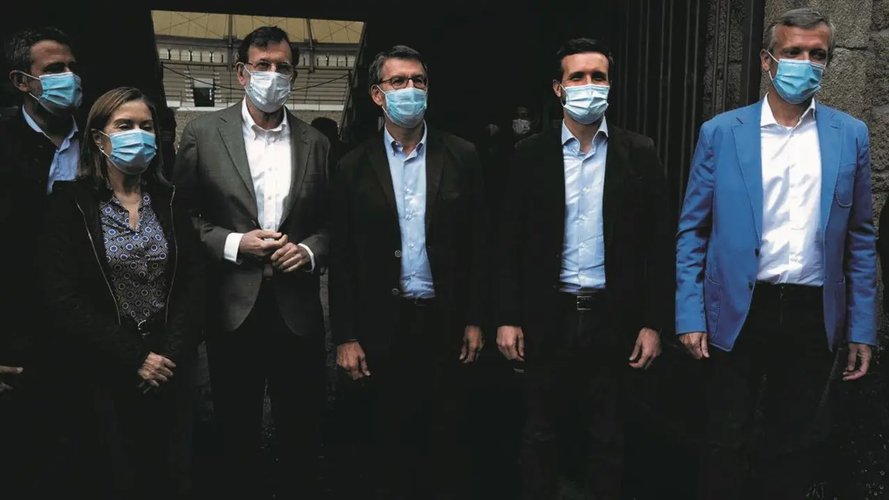 Ana Pastor, Mariano Raxoi, Alberto N&uacute;&ntilde;ez Feixoo, Pablo Casado e Alfonso Rueda nun acto de campa&ntilde;a en Pontevedra nas pasadas elecci&oacute;ns galegas. (Foto: PP / Europa Press)