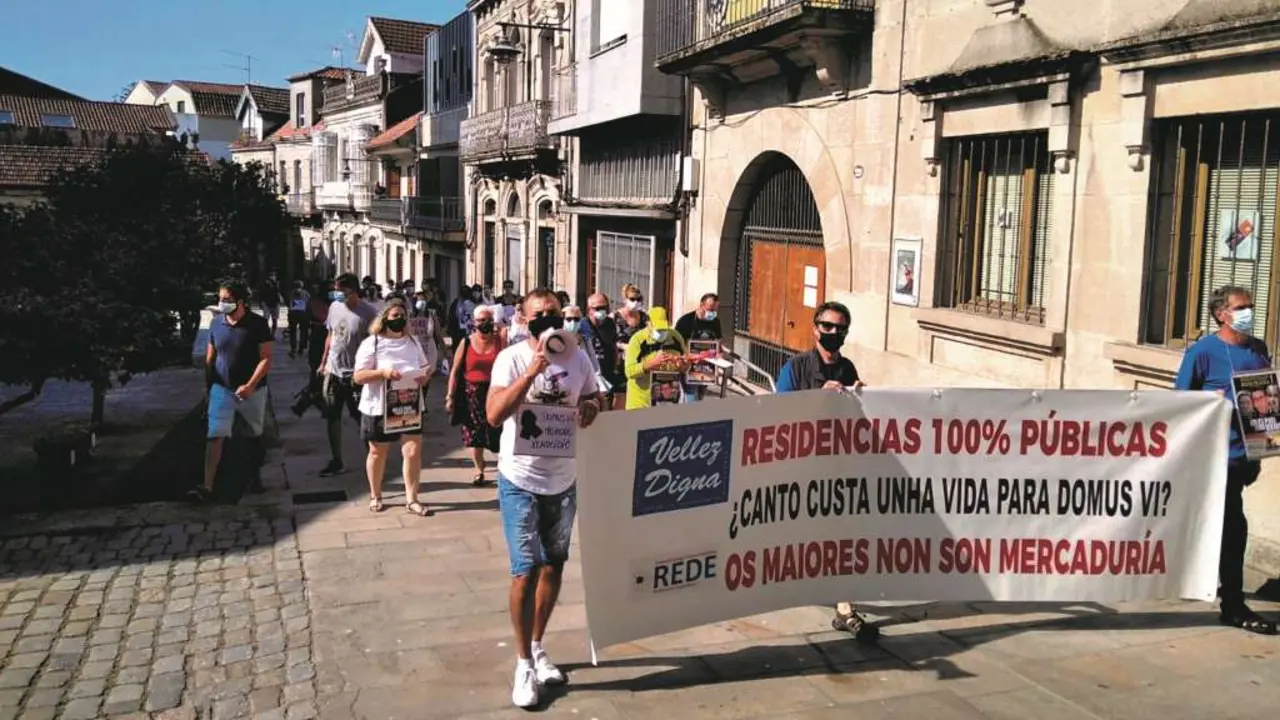 Protesta en Cangas, o pasado mes de xullo, contra a xesti&oacute;n das residencias de DomusVi, que cualificaban como "neglixente" (Foto: Europa Press).