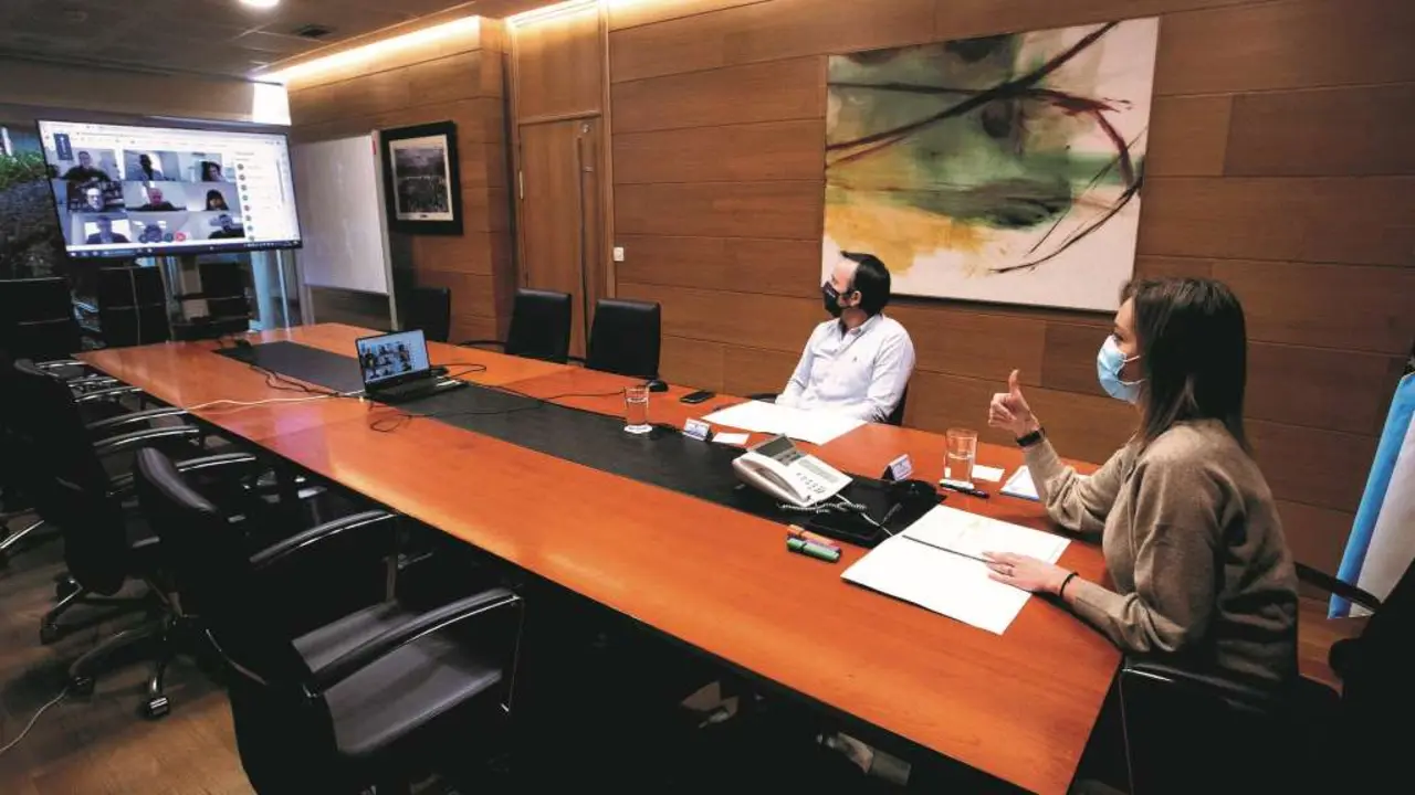 O director xeral de Atenci&oacute;n Integral Sociosanitaria, Ant&oacute;n Acevedo, e a conselleira de Pol&iacute;tica Social, Fabiola Garc&iacute;a, nunha reuni&oacute;n do comit&eacute; que asesora o Goberno galego en relaci&oacute;n ao modelo residencial (Foto: Xunta).
