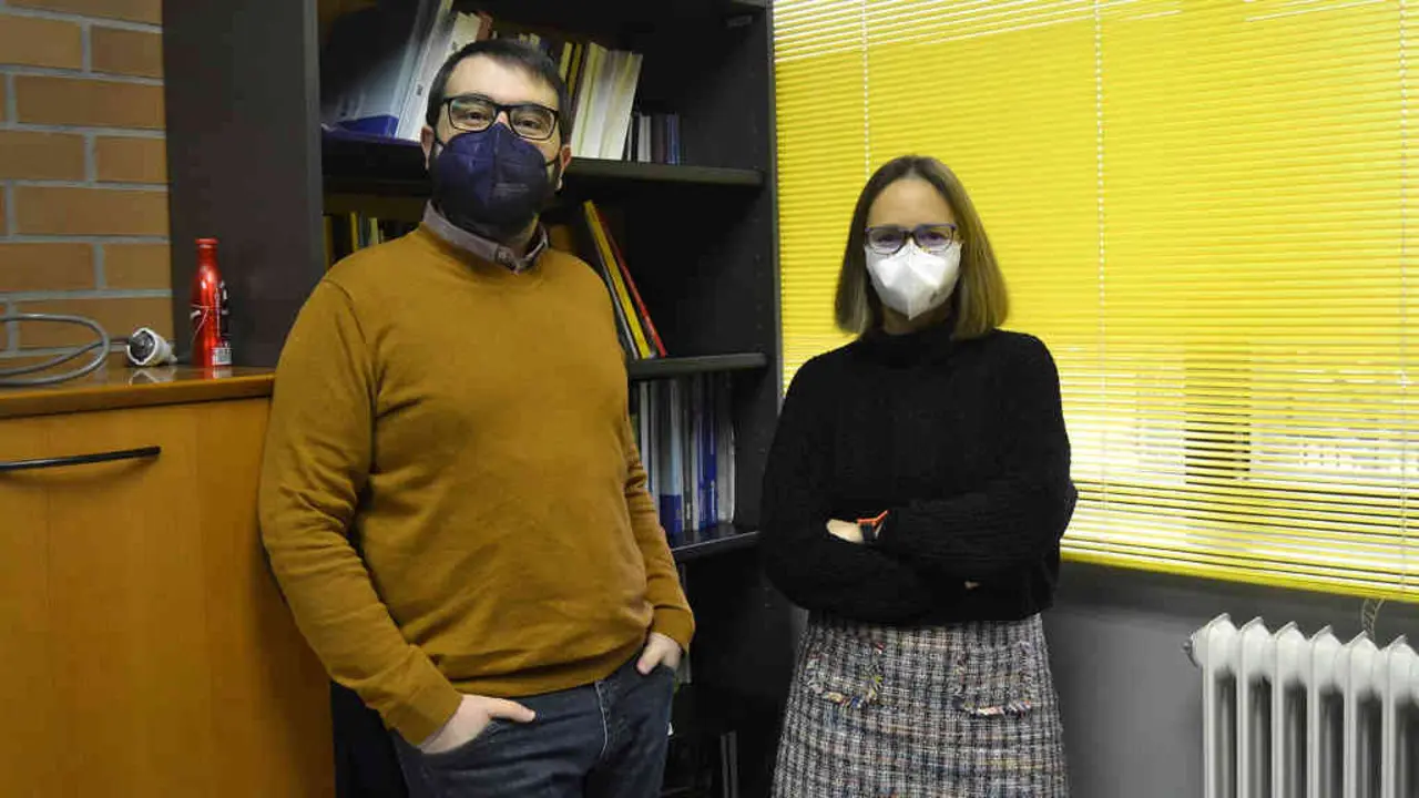 O profesor Alberto Dafonte, &aacute; esquerda, e a profesora Mabel M&iacute;guez, &aacute; dereita (Duvi)