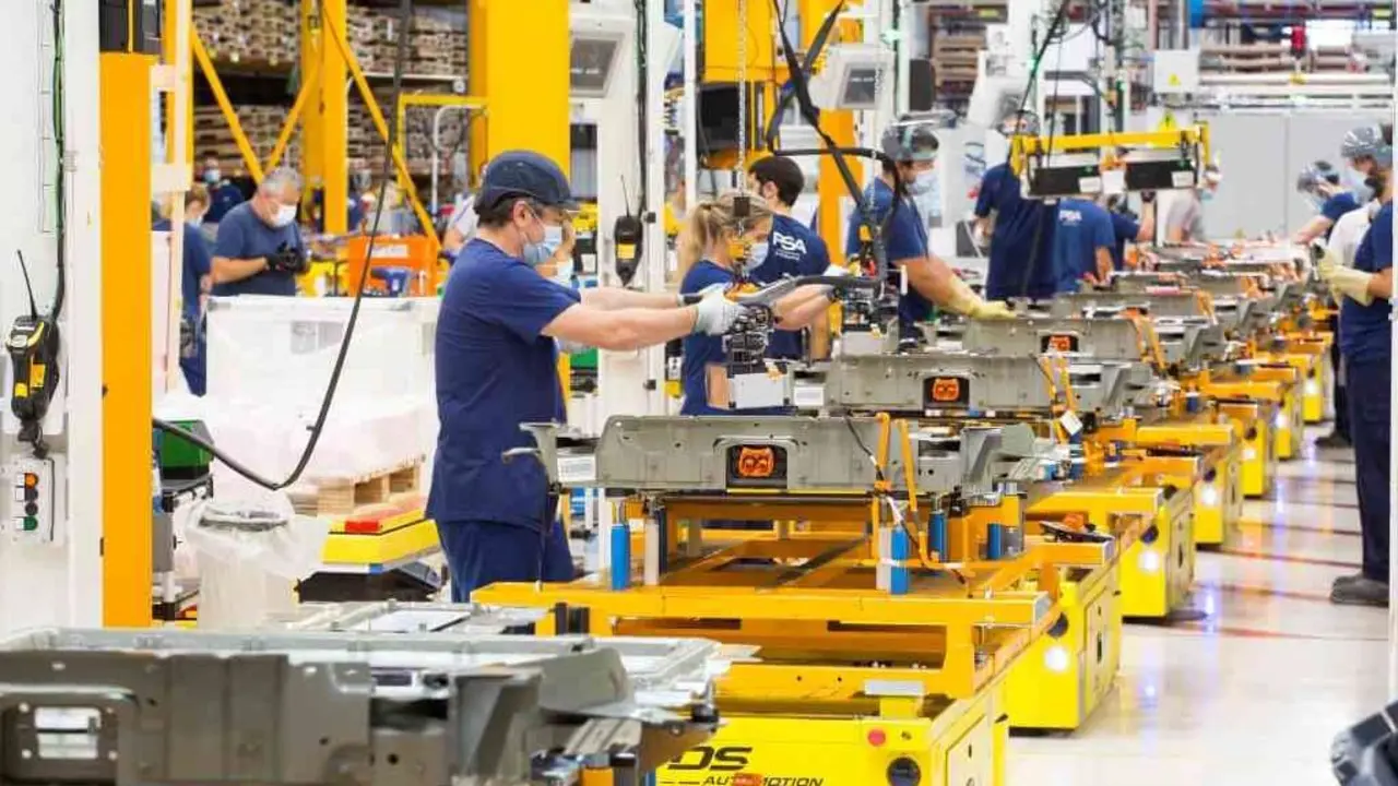 O grupo Stellantis (antiga PSA) ensambla en Vigo as bater&iacute;as dos modelos el&eacute;ctricos que se fabrican nas plantas espa&ntilde;olas (Foto: Stellantis).
