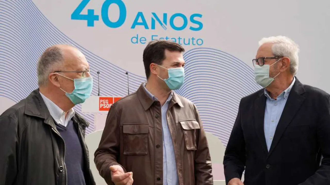 Os ex presidentes Fernando Gonz&aacute;lez Laxe (&aacute; esquerda) e Emilio P&eacute;rez Touri&ntilde;o (&aacute; dereita), co secretario xeral do PSdeG, Gonzalo Caballero (&Aacute;lvaro Ballesteros / Europa Press)