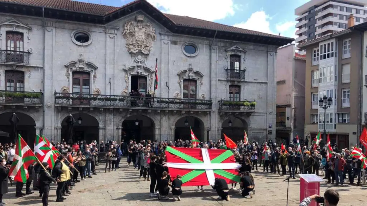 Euskal Herria acolleu 128 mobilizaci&oacute;ns polo Aberri Eguna 2021. Na imaxe, o acto desenvolvido no concello de Arrasate (Foto: Sortu)