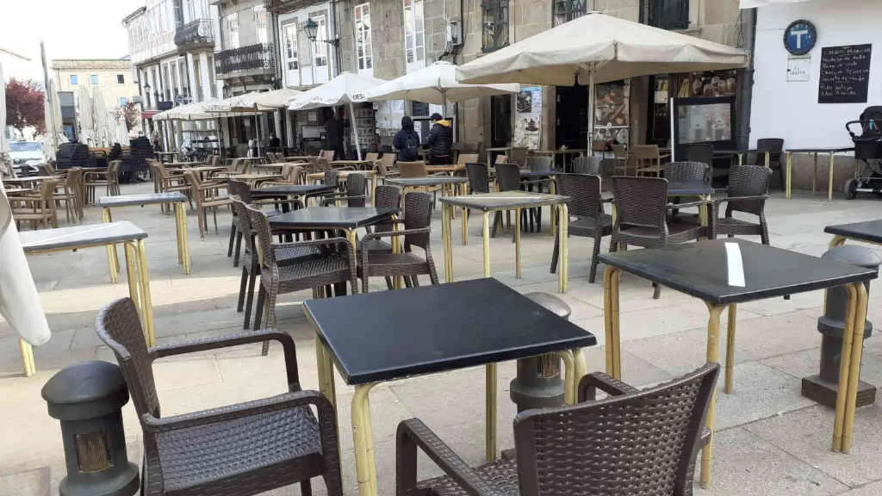 Terraza c&eacute;ntrica en Compostela, sen clientela estes primeiros d&iacute;as de abril de 2021 (Riob&oacute; Prada)