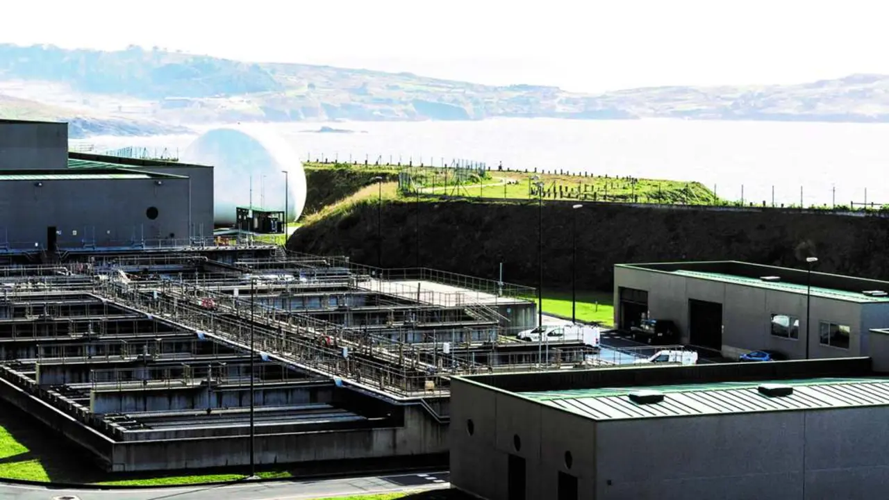&Aacute; planta de tratamento de Bens chegan as augas residuais da Coru&ntilde;a, Arteixo, Cambre, Culleredo e Oleiros. (Foto: EdarBens).